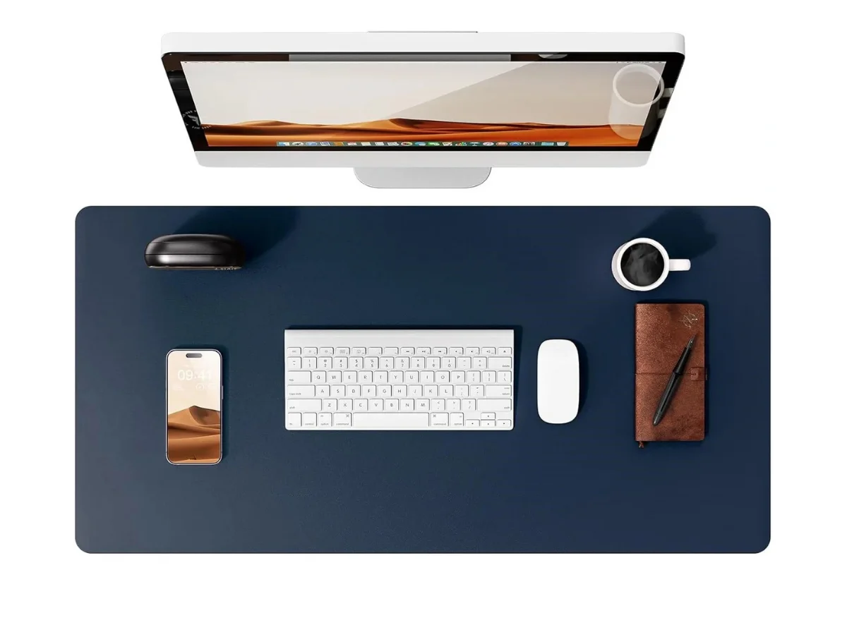 bureau-minimaliste-avec-tapis-de-souris-bleu-marine-et-ecran