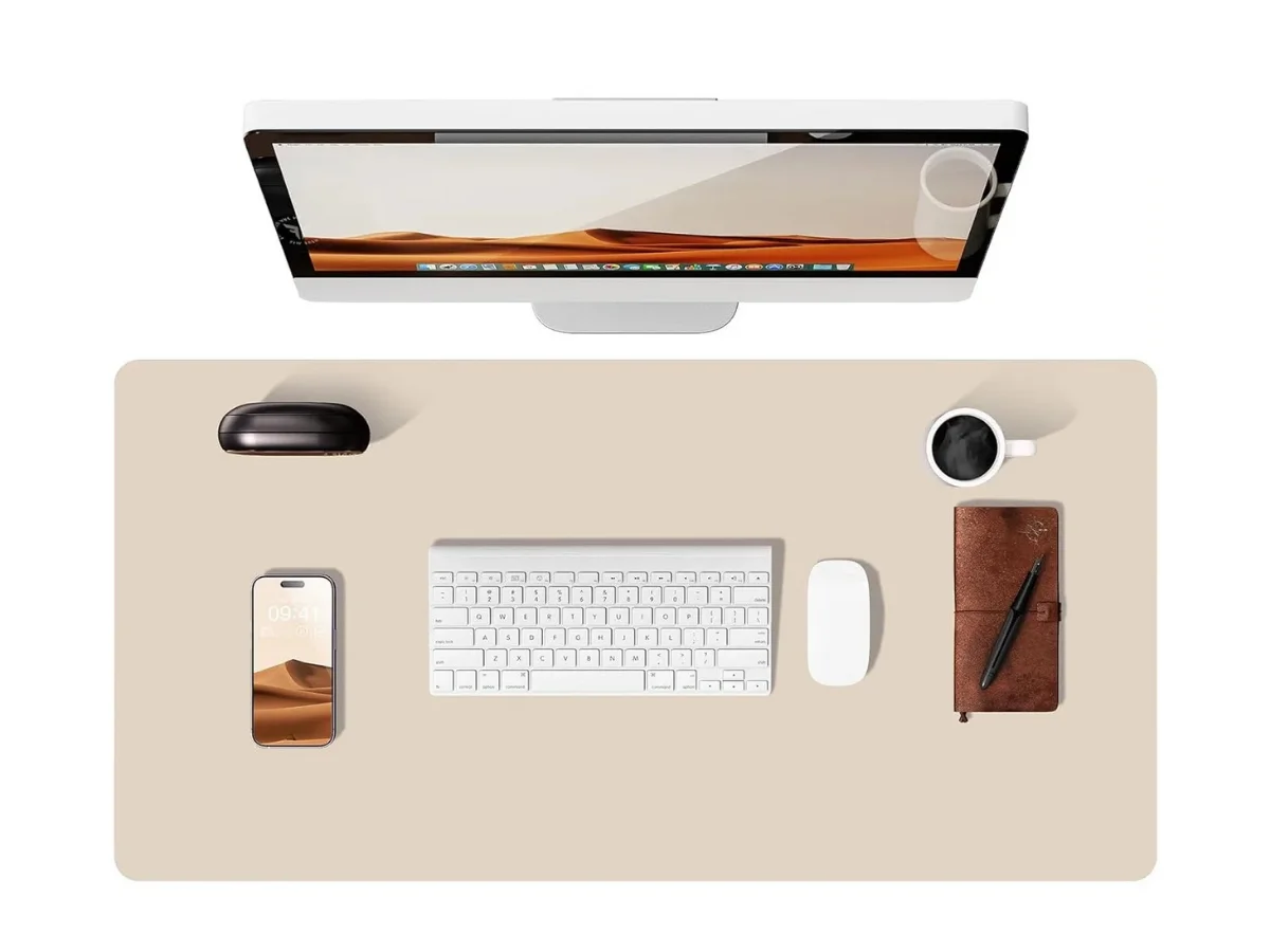 Bureau & Accessoires : Organisation et Tapis de Souris creme Vue de dessus d'un bureau organisé avec grand tapis de souris en cuir PU creme, écran, clavier, souris, smartphone, tasse et carnet en cuir.