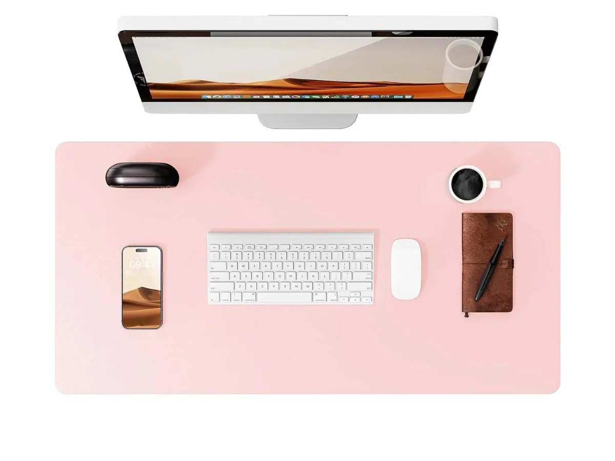 Bureau & Accessoires : Organisation et Tapis de Souris XXL rose pale Vue de dessus d'un bureau organisé avec grand tapis de souris en cuir PU rose pale, écran, clavier, souris, smartphone, tasse et carnet en cuir.