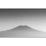 tapis de souris Vue détaillée du motif graphique : paysage de montagne japonais (Mont Fuji) en noir et blanc avec effet de brouillard dégradé.