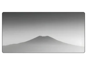 tapis de souris Vue détaillée du motif graphique : paysage de montagne japonais (Mont Fuji) en noir et blanc avec effet de brouillard dégradé.