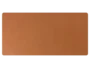 Ce tapis de souris cuir marron de forme rectangulaire est prêt à être posé sur un bureau. Il est d'une couleur cognac riche et sa surface est lisse et texturée.