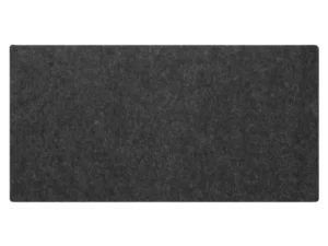 Gros plan d'un rectangle de tapis de souris en feutre de laine de couleur anthracite et de forme rectangulaire.