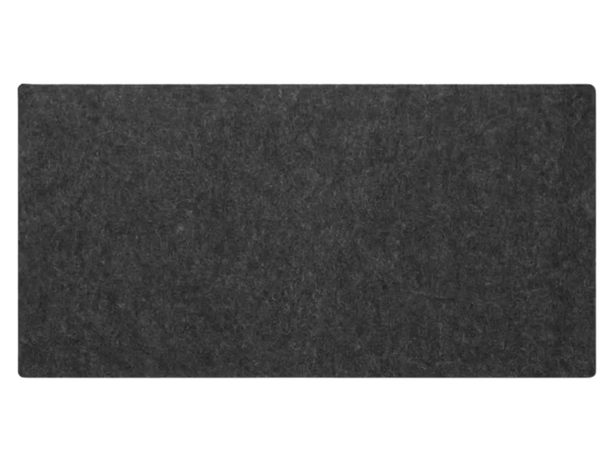 Gros plan d'un rectangle de tapis de souris en feutre de laine de couleur anthracite et de forme rectangulaire.