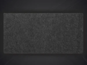 Gros plan d'un tapis de souris feutre de laine de forme rectangulaire de couleur anthracite ou gris foncé, sur un fond sombre.