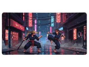 Un tapis de souris gamer avec une scène de combat de ninjas en pixel art dans une rue cyberpunk éclairée au néon.