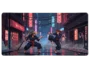 Un tapis de souris gamer avec une scène de combat de ninjas en pixel art dans une rue cyberpunk éclairée au néon.