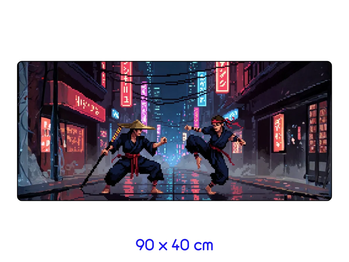 tapis de souris Illustration pixel art de deux ninjas en plein combat, l'un avec un chapeau de paille et un katana, l'autre en posture de coup de pied, dans une rue cyberpunk éclairée par des néons rouges et bleus.