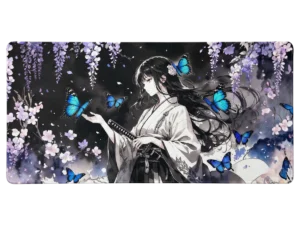 Tapis de souris manga avec une femme japonaise vêtue d'un kimono, des papillons bleus et des fleurs de glycine violettes.