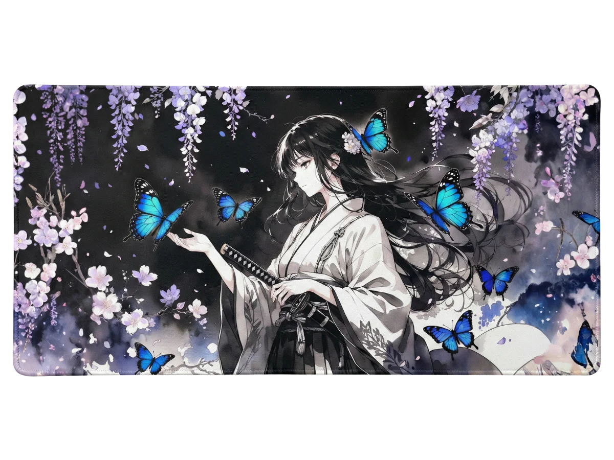 Tapis de souris manga avec une femme japonaise vêtue d'un kimono, des papillons bleus et des fleurs de glycine violettes.