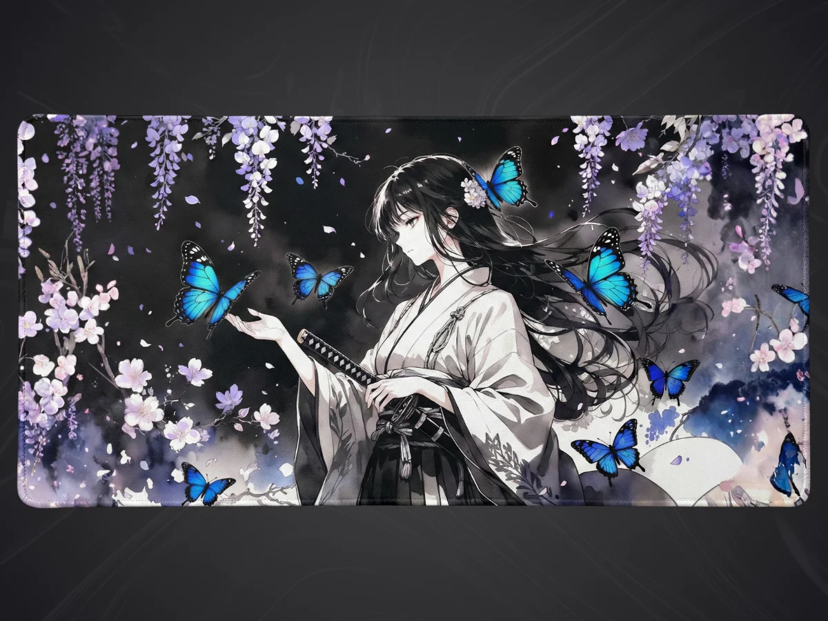Grand tapis de souris manga représentant une femme samouraï aux cheveux noirs vêtue d'un kimono, entourée de floraisons violettes et de papillons bleus vibrants dans une ambiance nocturne et mystérieuse.