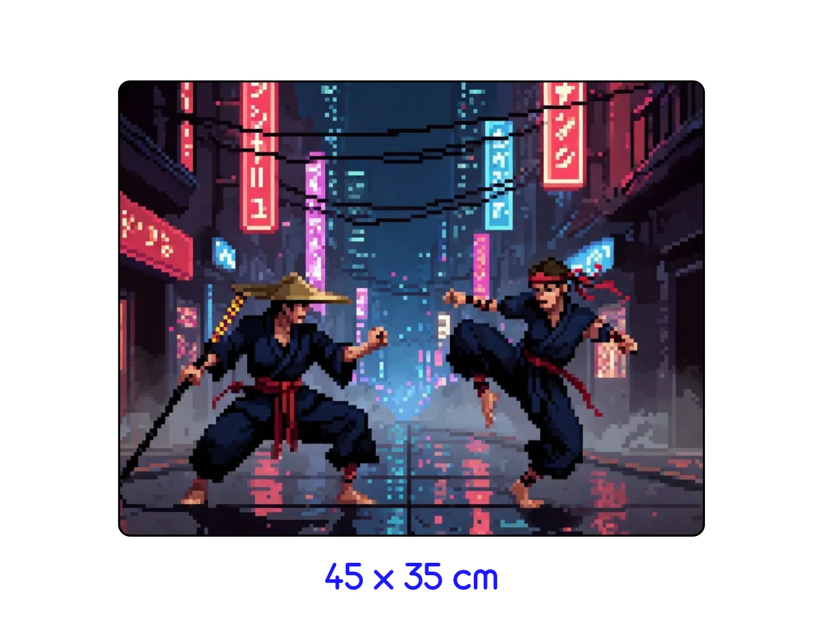 tapis de souris Deux guerriers pixelisés, l'un en samouraï et l'autre en ninja, s'affrontent dans une ruelle cyberpunk illuminée de néons.