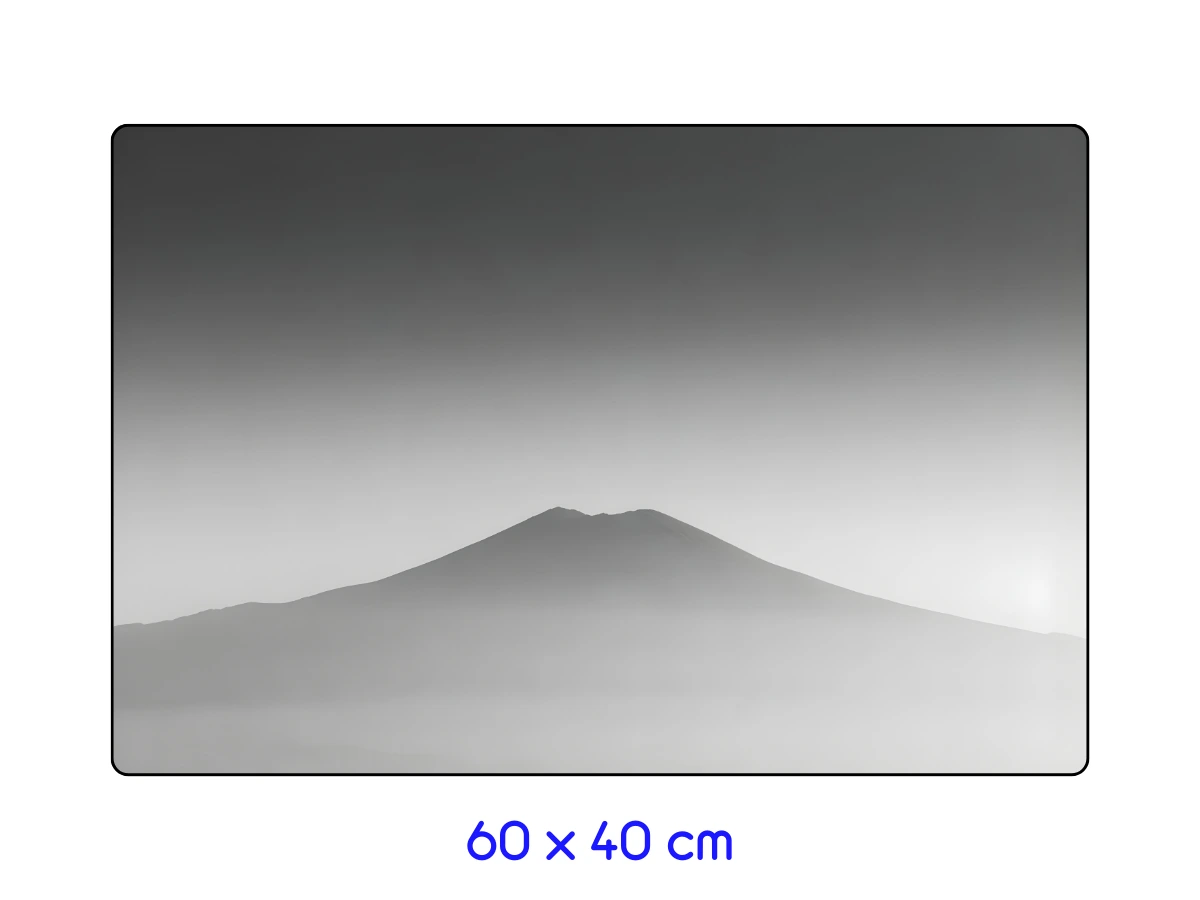 Tapis de souris format large (60 x 40 cm) affichant un design minimaliste du Mont Fuji dans la brume, style monochrome.