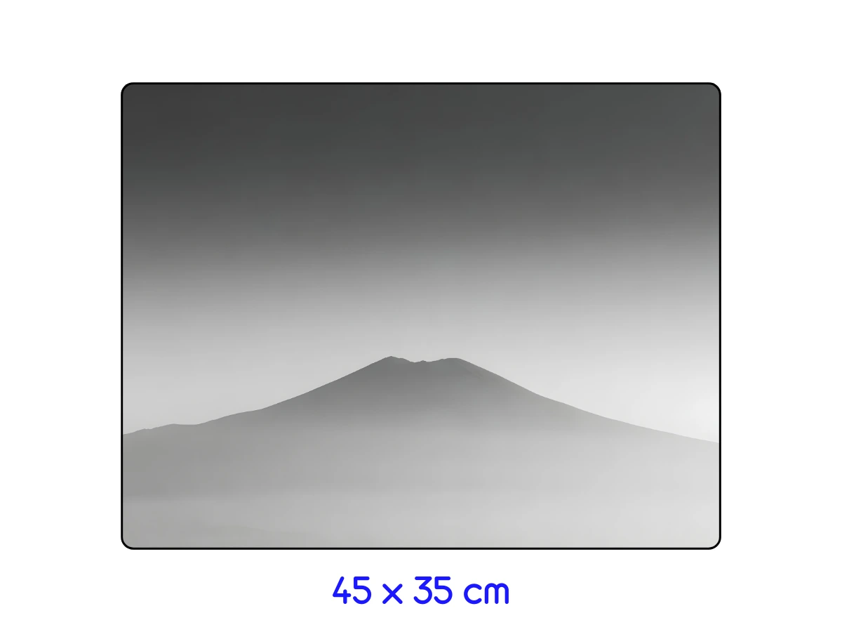 Tapis de souris format standard (45 x 35 cm) avec impression haute qualité de montagne, adapté aux bureaux compacts ou usage gaming.