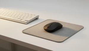 un tapis de souris en tissu sur un bureau avec un clavier et une souris