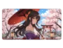 Tapis de souris manga représentant une femme japonaise en kimono violet sous un parapluie rouge, avec des cerisiers en fleur et un torii.