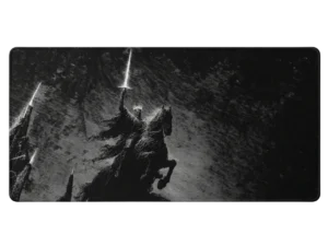 Visualisation rapprochée d'un tapis de souris montrant le Roi-Sorcier d'Angmar sur son destrier avec une épée lumineuse et une couronne, dans un style gravure monochrome.