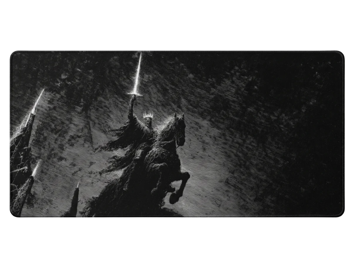 Visualisation rapprochée d'un tapis de souris montrant le Roi-Sorcier d'Angmar sur son destrier avec une épée lumineuse et une couronne, dans un style gravure monochrome.