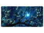 Arbre fleuri sous une lune brillante et des étoiles scintillantes, un décor de tapis de souris manga / anime