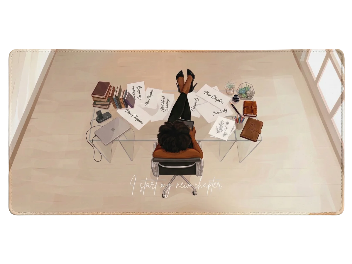 Illustration d'une femme travaillant sur un bureau en verre, les pieds en l'air, sur un tapis de souris rose pastel. Ambiance de créativité.